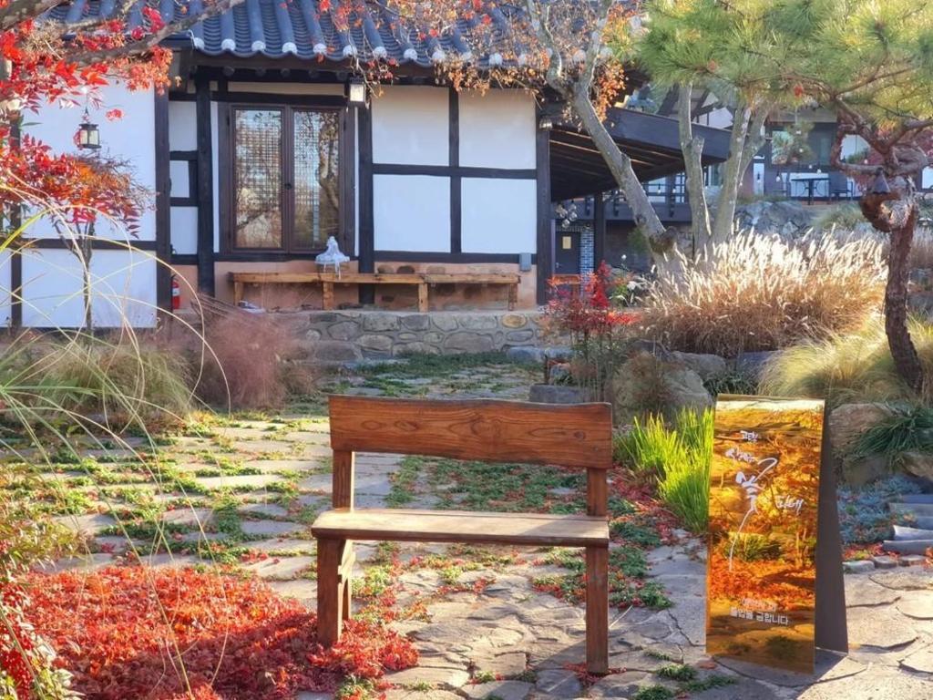 고택 산에는 꽃이피네
