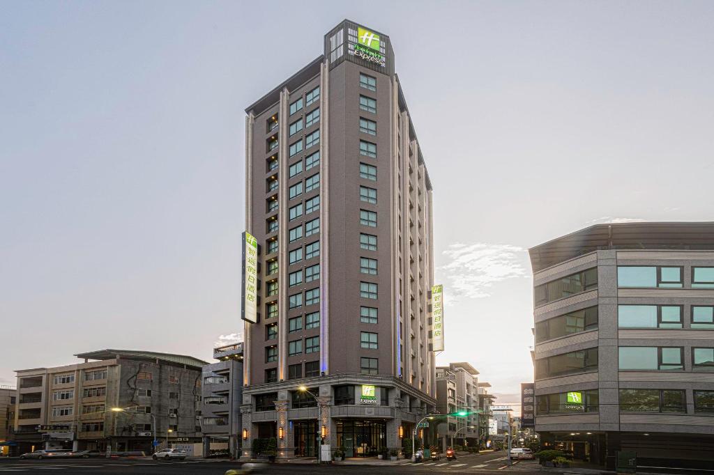 Holiday Inn Express Kaohsiung Love River